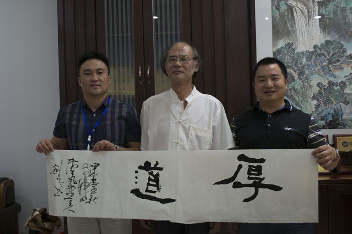 张剑岑先生（中）与香蕉APP直播陶瓷砖香蕉APP视频污版在线营销总经理罗胜（左）、香蕉APP直播陶瓷砖香蕉APP视频污版在线营销总监刘鸿瑞（右）合影留念