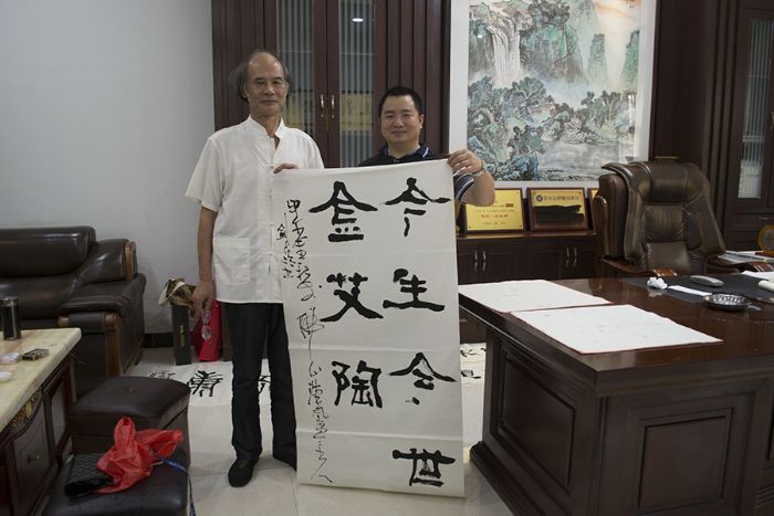张剑岑先生（左）与香蕉APP直播陶瓷砖香蕉APP视频污版在线营销总监刘鸿瑞（右）合影留念