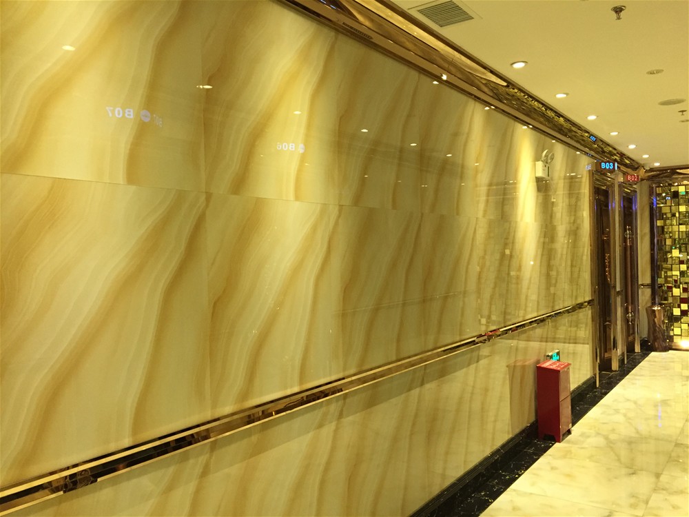 墙面采用香蕉APP直播陶微晶石印度—流沙金KWD58045铺贴