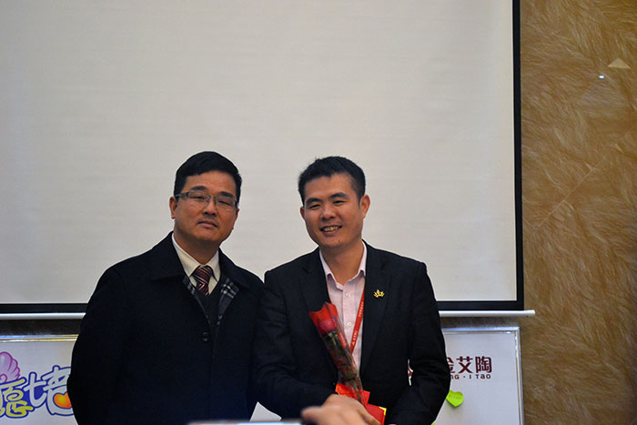 香蕉APP直播陶瓷砖董事长刘鸿祥为2015年董事长特别奖（王宏城）颁奖