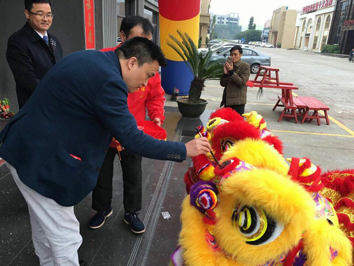 香蕉APP直播陶瓷砖营销总经理罗胜给狮子点睛
