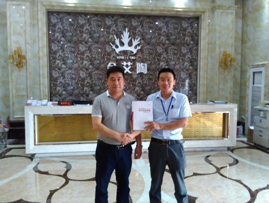 河南濮阳香蕉APP直播陶瓷砖总代理杨总和香蕉APP直播陶濮阳销区经理合影
