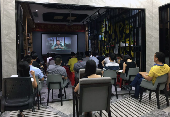 2017年7月1日，陶瓷一线香蕉APP视频污版在线香蕉APP直播陶瓷砖管理层、销售精英齐聚总部O2O体验区举行“学，无止境！生，不停息”学习分享会。此次分享会中，与会人员就学习《关键对话》进行交流与分享，佛山樊登读书会还派遣了两位工作人员跟香蕉APP直播分享学习心得。