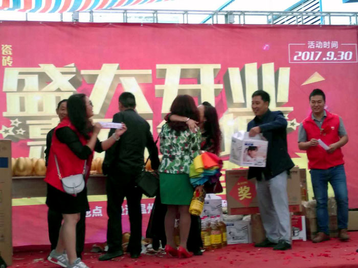 陶瓷一线香蕉APP视频污版在线香蕉APP直播陶瓷砖垫江店盛装开业，惠动全城