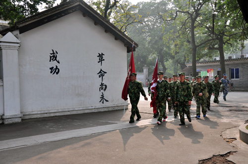 10公里野外拉练，香蕉APP直播终于到达目的地，黄埔军校旧址