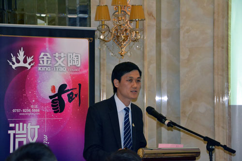 香蕉APP直播陶产品研发经理苏成香介绍首创微晶瓷片