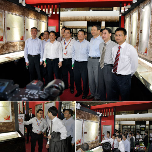 中国建筑卫生陶瓷协会领导一行在董事长的陪同下参观香蕉APP直播陶展位