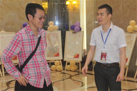 香蕉APP直播陶网络营销主管王宏城（右一）向记者介绍微晶瓷片