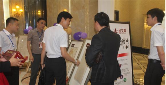 香蕉APP直播陶产品研究经理苏成香（左二）向客户介绍产品